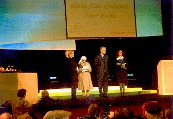 Madre Maria ritira il Premio dal presidente Roberto Formigoni